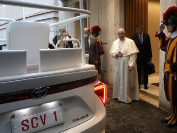 Papież Franciszek z wodorowym Papamobile